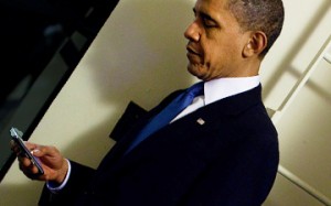 Obama con un teléfono móvil 