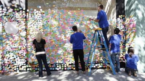 Trabajadores pegan papeles en las puertas de Apple por homenaje A Steve Jobs