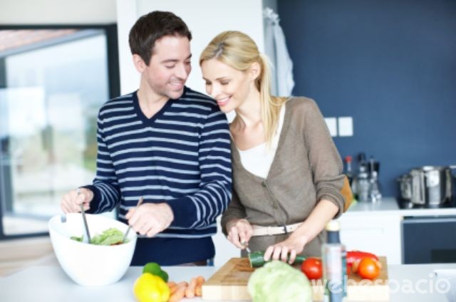 pareja-aprendiendo-a-cocinar