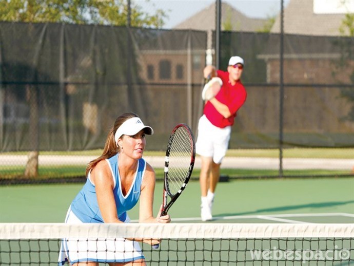 pareja-jugando-tenis