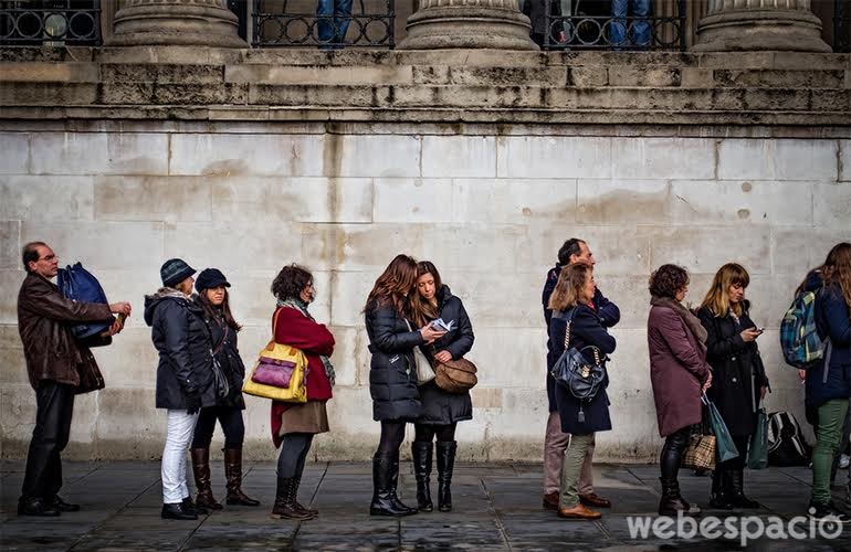 te emocionas cuando encuentras-a-alguien-que lee el mismo libro que tu