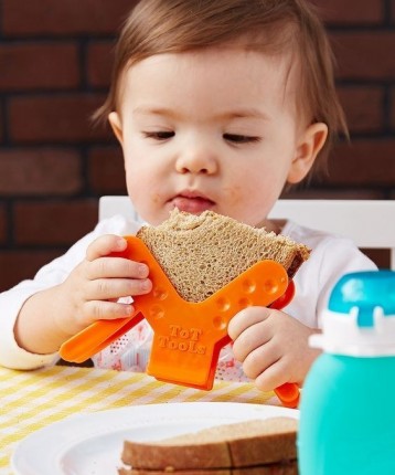 Niño comiendo un sandwich 