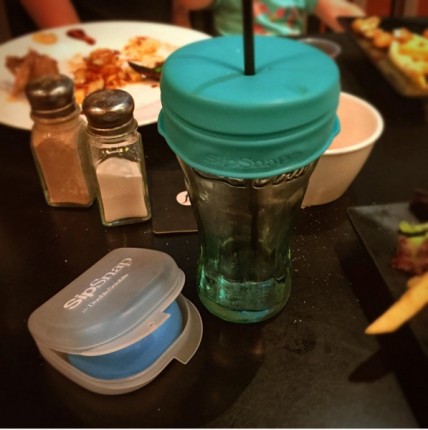 Un vaso con tapa en una mesa de restaurante