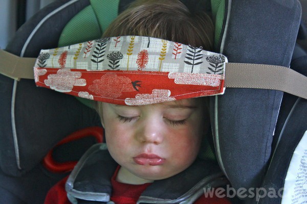 Niño dormido en un asiento de auto