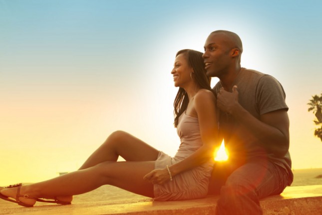 pareja afroamericana en la playa