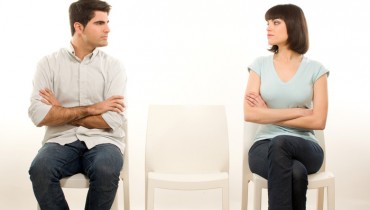 pareja sentada en sillas mirandose