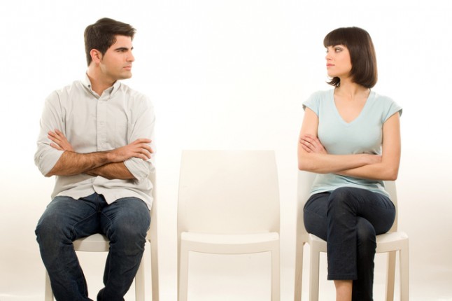 pareja sentada en sillas mirandose