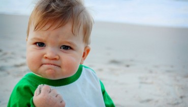 niño con expresión de satisfacción